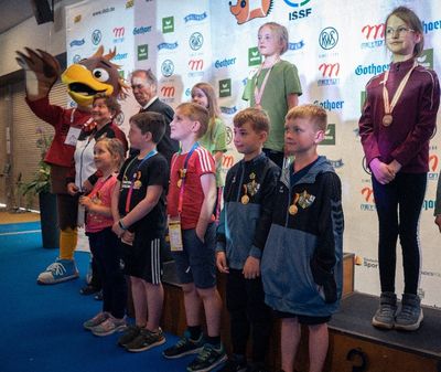 Anna Senft, links, und Jakob Senft, dritter v. l. erreichten den 7. + 8. Platz. DSJ Shooty, DSB-Präsident Hans-Heinrich von Schönfels und DSB-Vizepräsidentin Evi Benner-Bittihn gratulierten