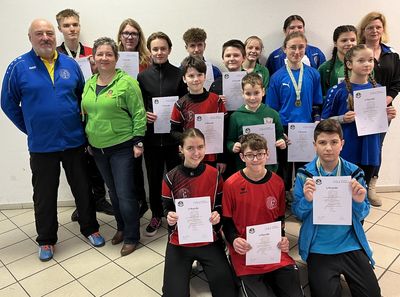 Die Finalteilnehmer der Jugendrangliste Bogen Halle 2024 mit dem Gewinner der Rangliste Max Rauchenberger, 1. BSC Sulzbach-Rosenberg, 2ter v. l. Landestrainer Bogen Hergeth Ralf, Landesjugendleiterin Benner-Bittihn Evi und Gaujugendleiterin Amberg Zach Stefanie gratulieren den Teilnehmern.