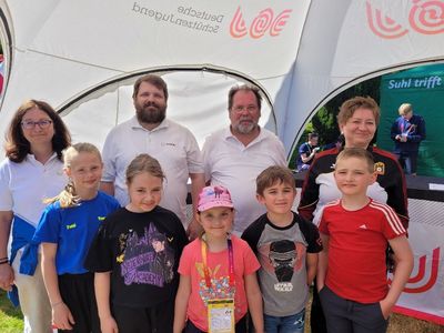 Die Teilnehmer von Tannenzweig Sollbach, Gau Bruck, mit der Jugendleitung Sandra Stompe, Käsbauer Franz jun., Schützenmeister Franz Käsbauer, OSB-Landesjugendleiterin + DSB-Vizepräsidentin Evi Benner-Bittihn sowie den teilnehmenden Lichtschützen von Tannenzweig