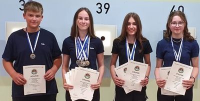 Die erfolgreichen Gewehrschützen beim HK + RK der JVR, v. l. Scheeler Felix, Herbst Janine, Merkl Eva + Schicker Theresa.