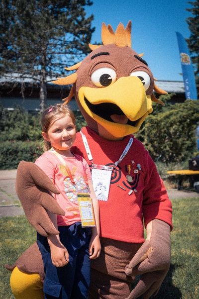 Die erst 5-jährige Anna Senft erreichte bei dem DSJ Lichtwettbewerb, Faszination Lichtschießen, in Suhl den 8. Platz mit Lichtgewehr Auflage. DSJ-Maskottchen Shooty gratuliert.